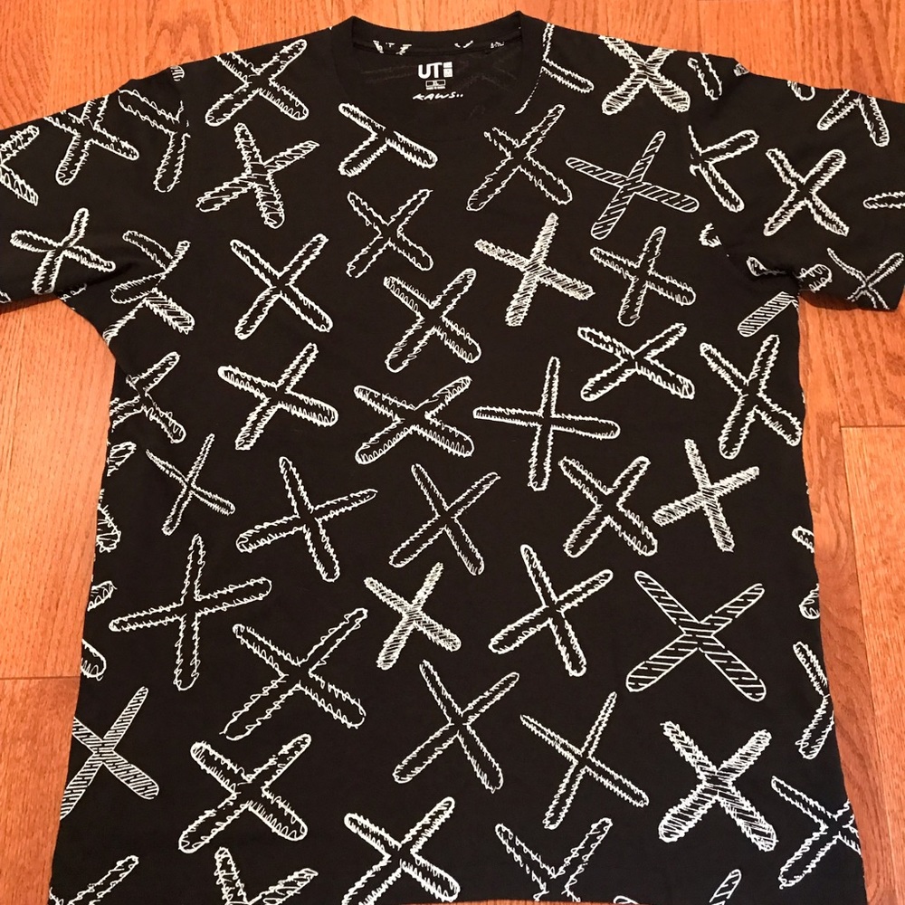 Uni-qlo x Kaws black tee size XL rare